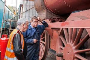 Sir Peter Hendy views 4123's driving wheel.  Photo credit - Robin Mitchell.